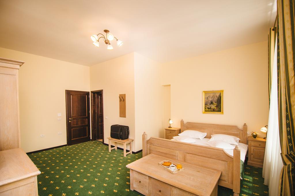 Karlhof Hotel Sebeş Buitenkant foto